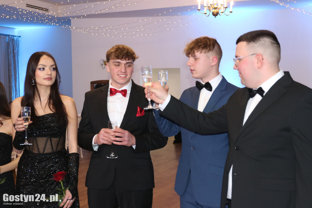 Bal studniówkowy maturzystów ZSOIZ w Pogorzeli