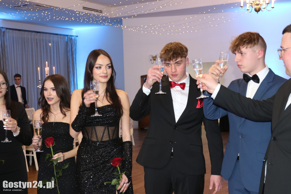 Bal studniówkowy maturzystów ZSOIZ w Pogorzeli