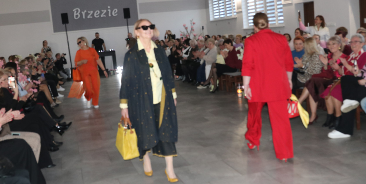 Pokaz mody wiosennej w świetlicy w Brzeziu