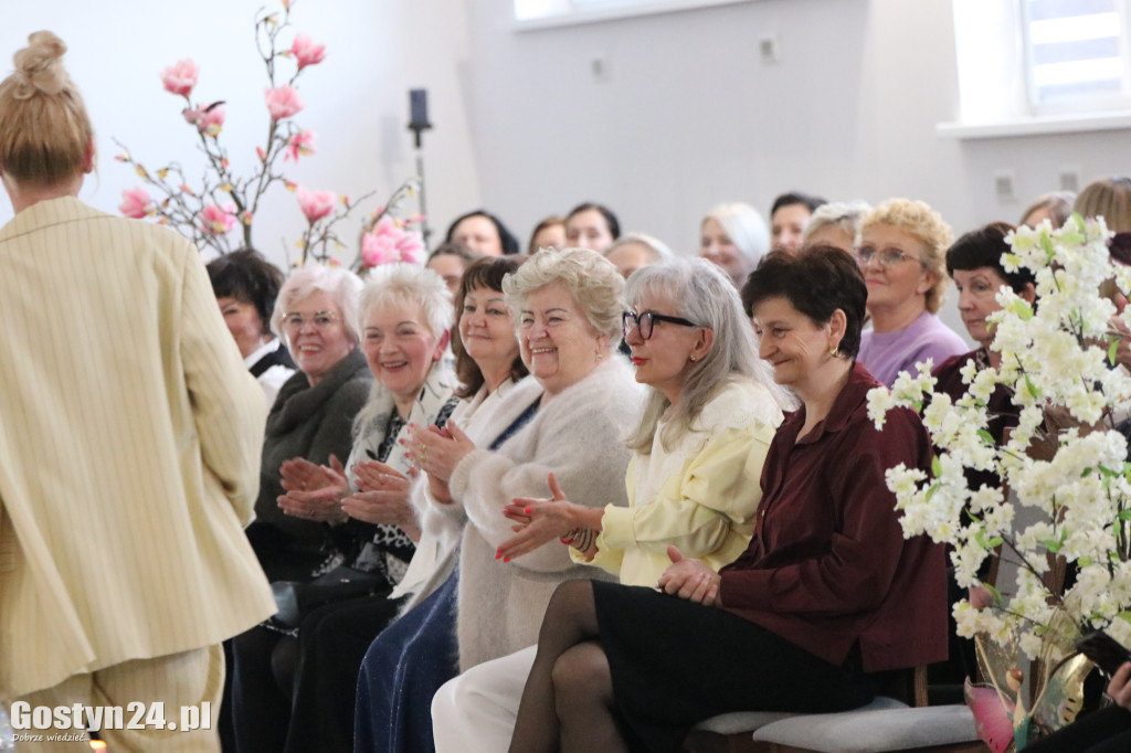 Pokaz mody wiosennej w świetlicy w Brzeziu