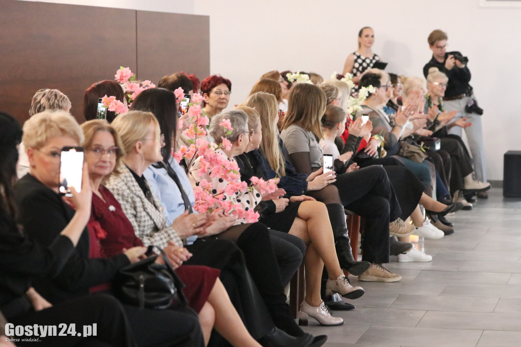 Pokaz mody wiosennej w świetlicy w Brzeziu