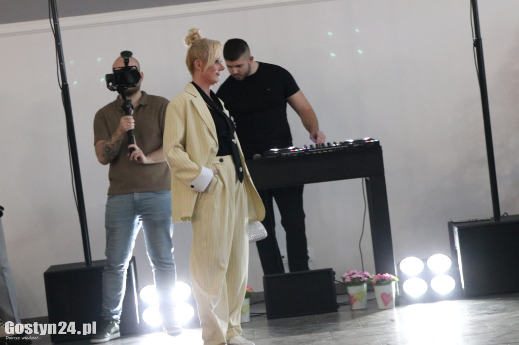 Pokaz mody wiosennej w świetlicy w Brzeziu