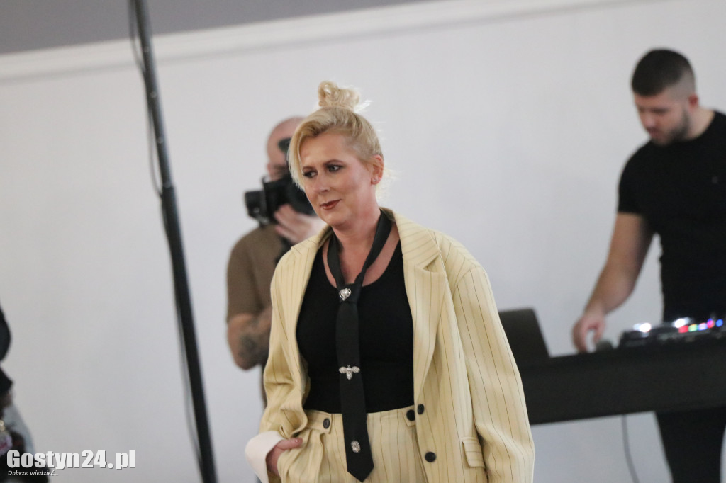 Pokaz mody wiosennej w świetlicy w Brzeziu