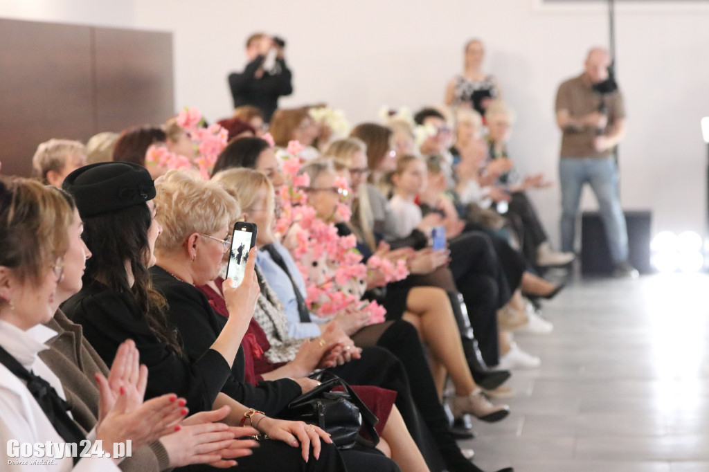 Pokaz mody wiosennej w świetlicy w Brzeziu