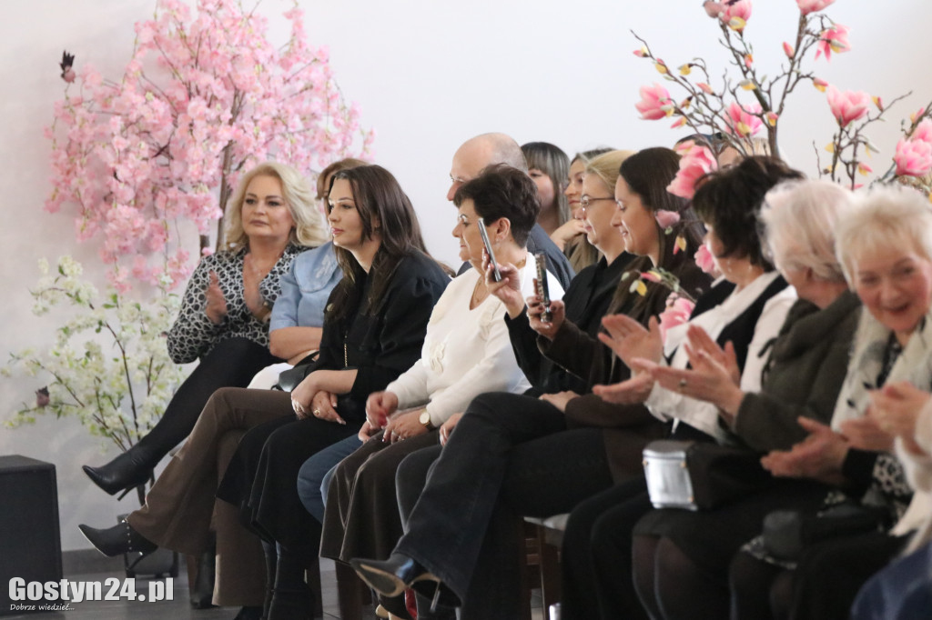 Pokaz mody wiosennej w świetlicy w Brzeziu