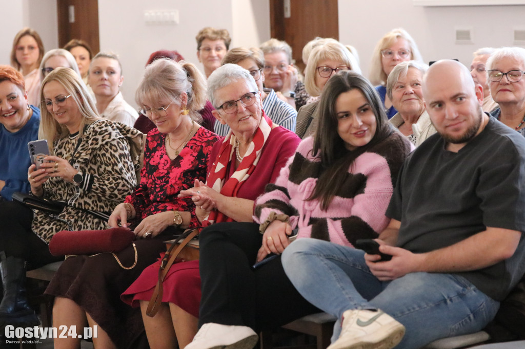 Pokaz mody wiosennej w świetlicy w Brzeziu