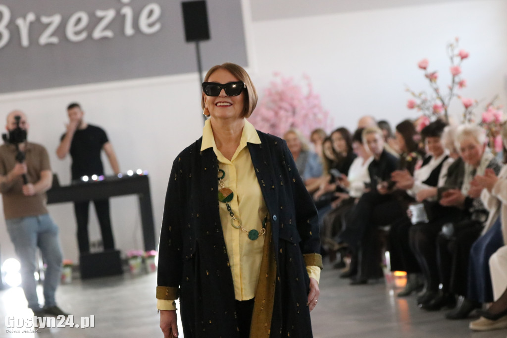 Pokaz mody wiosennej w świetlicy w Brzeziu