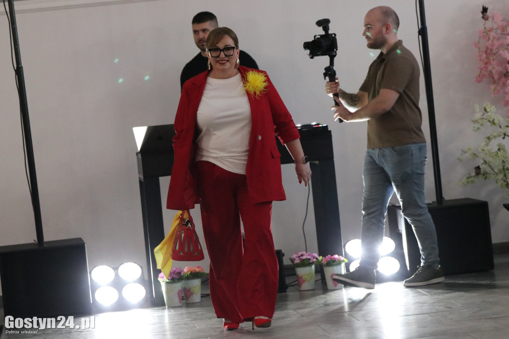 Pokaz mody wiosennej w świetlicy w Brzeziu