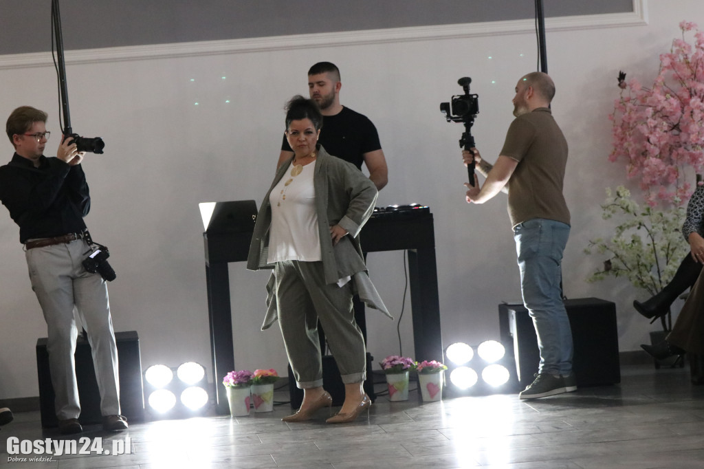 Pokaz mody wiosennej w świetlicy w Brzeziu