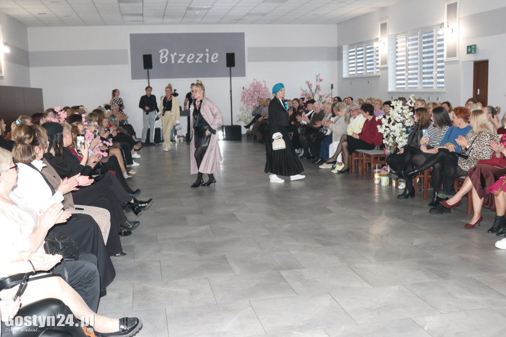 Pokaz mody wiosennej w świetlicy w Brzeziu