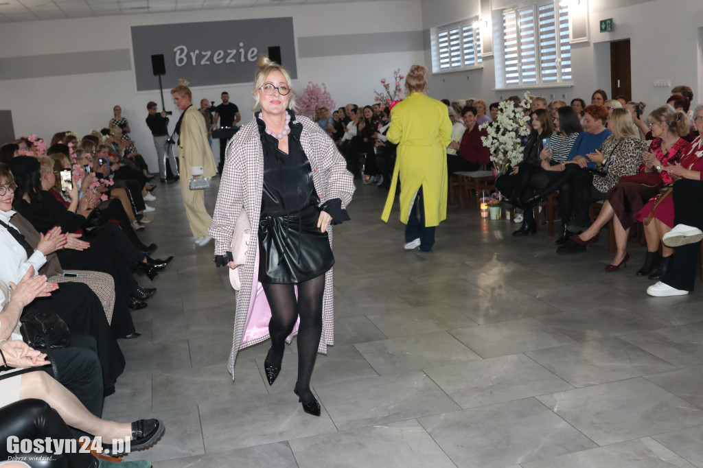 Pokaz mody wiosennej w świetlicy w Brzeziu