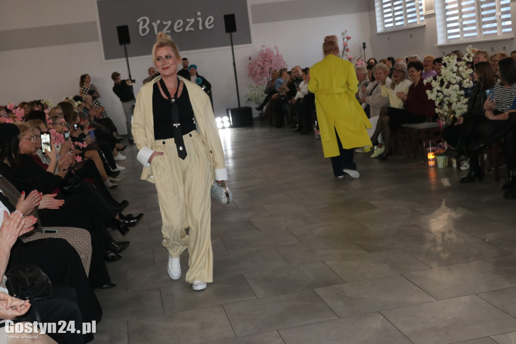 Pokaz mody wiosennej w świetlicy w Brzeziu