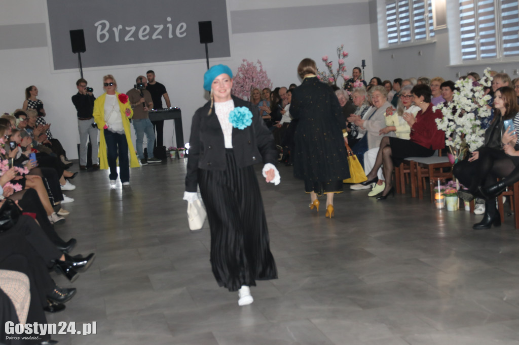 Pokaz mody wiosennej w świetlicy w Brzeziu