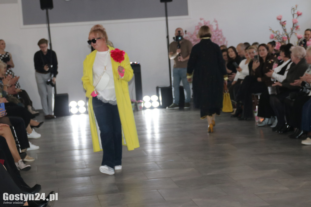 Pokaz mody wiosennej w świetlicy w Brzeziu
