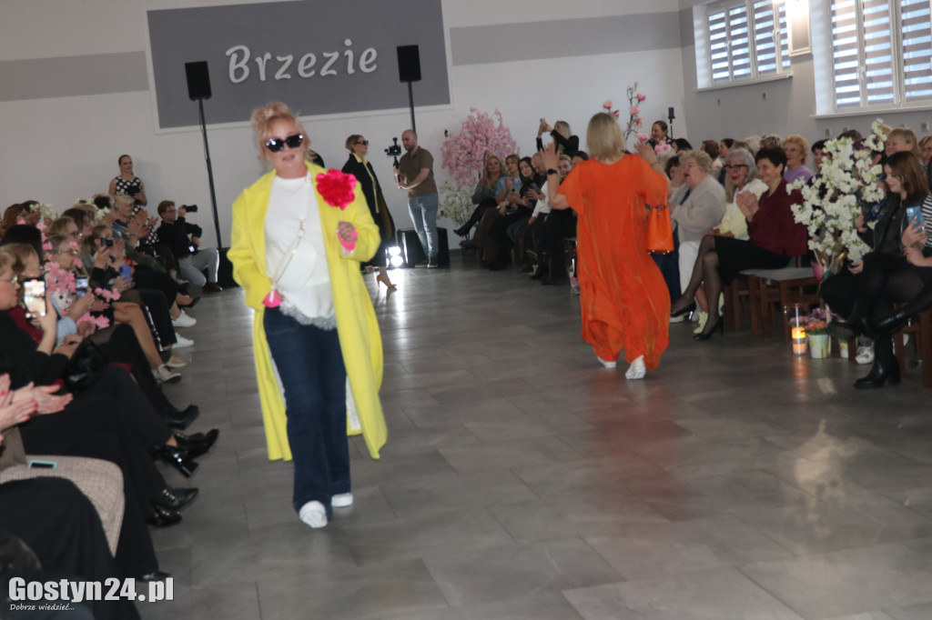 Pokaz mody wiosennej w świetlicy w Brzeziu