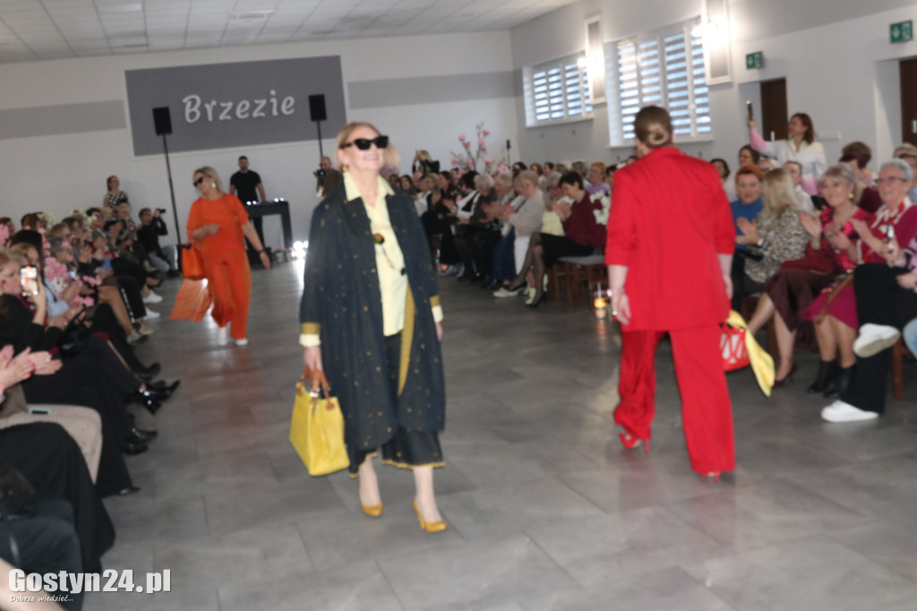 Pokaz mody wiosennej w świetlicy w Brzeziu