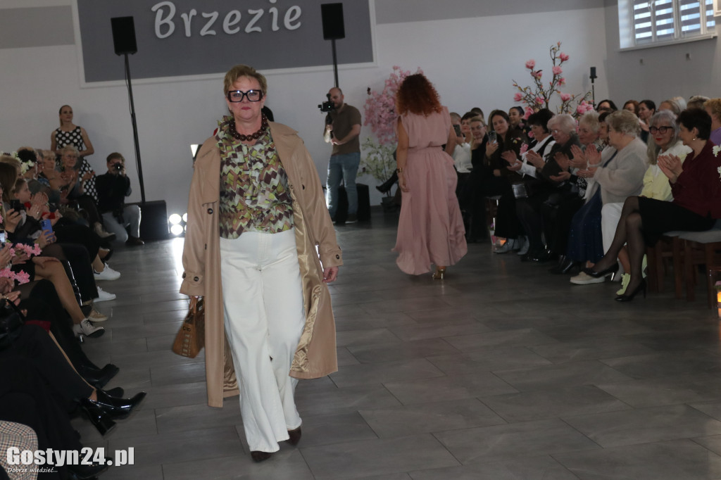 Pokaz mody wiosennej w świetlicy w Brzeziu