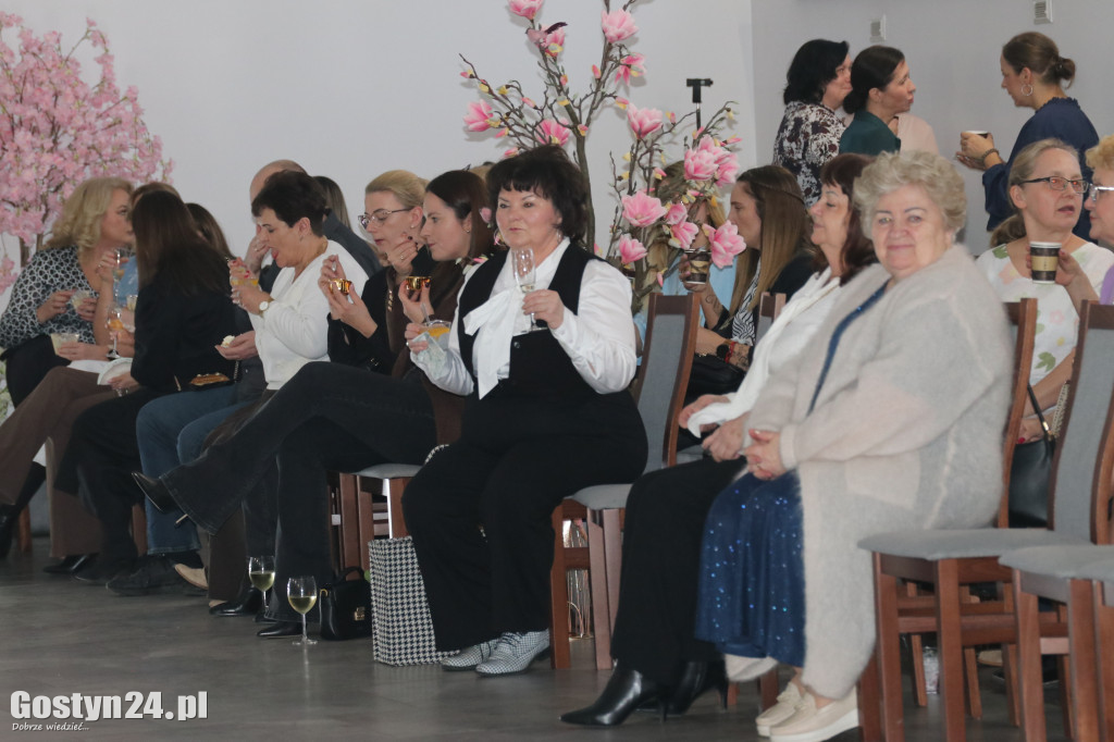 Pokaz mody wiosennej w świetlicy w Brzeziu