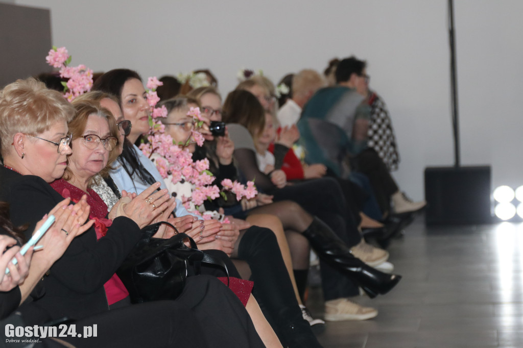 Pokaz mody wiosennej w świetlicy w Brzeziu