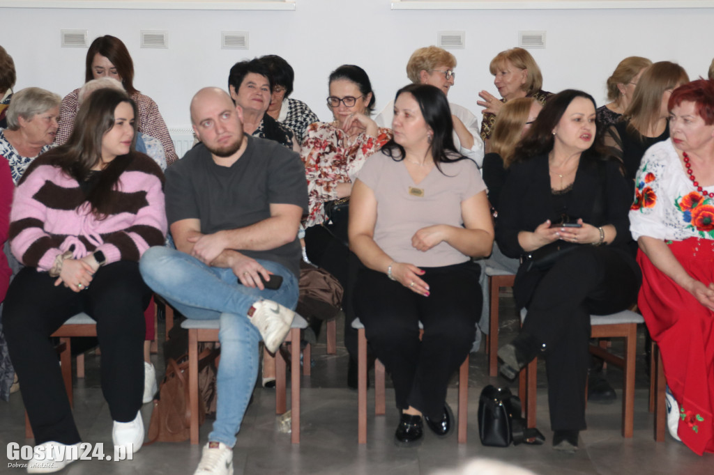 Pokaz mody wiosennej w świetlicy w Brzeziu