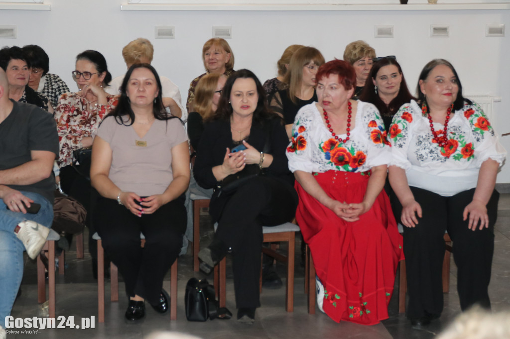 Pokaz mody wiosennej w świetlicy w Brzeziu