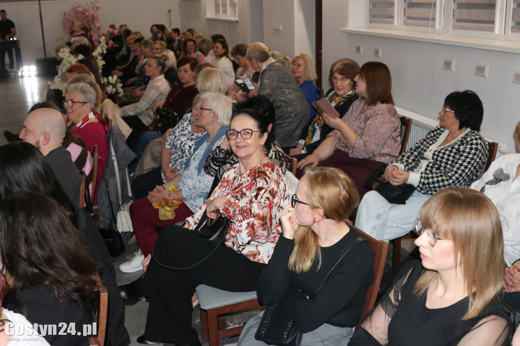 Pokaz mody wiosennej w świetlicy w Brzeziu