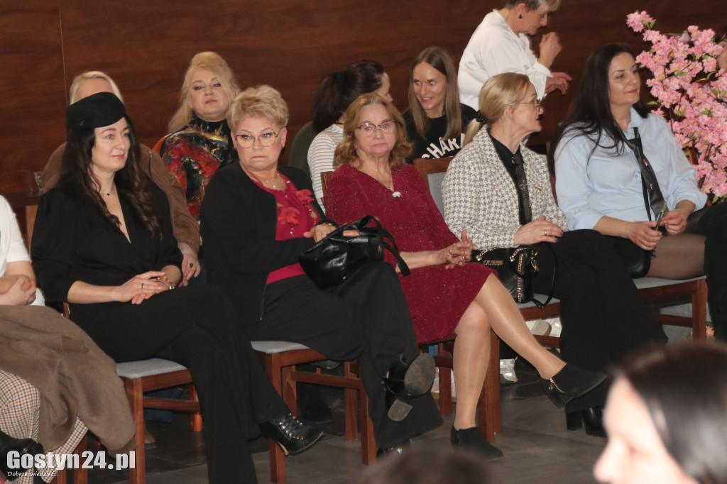 Pokaz mody wiosennej w świetlicy w Brzeziu