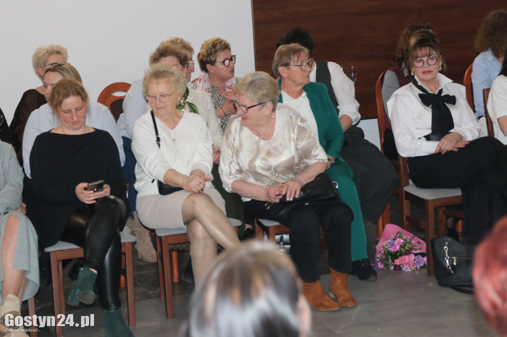 Pokaz mody wiosennej w świetlicy w Brzeziu