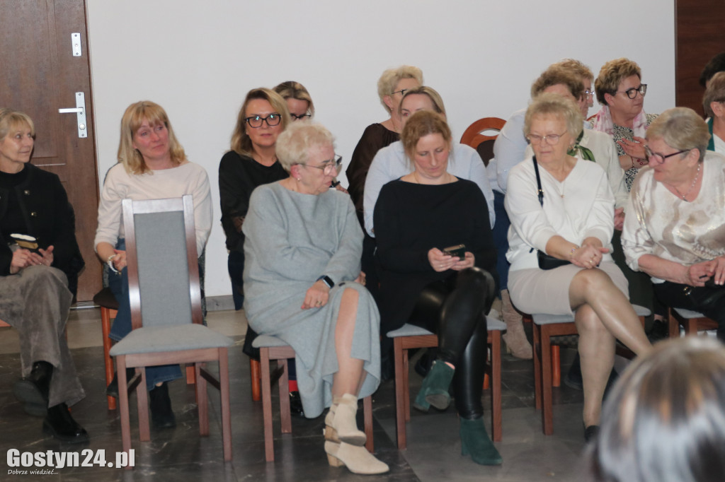 Pokaz mody wiosennej w świetlicy w Brzeziu