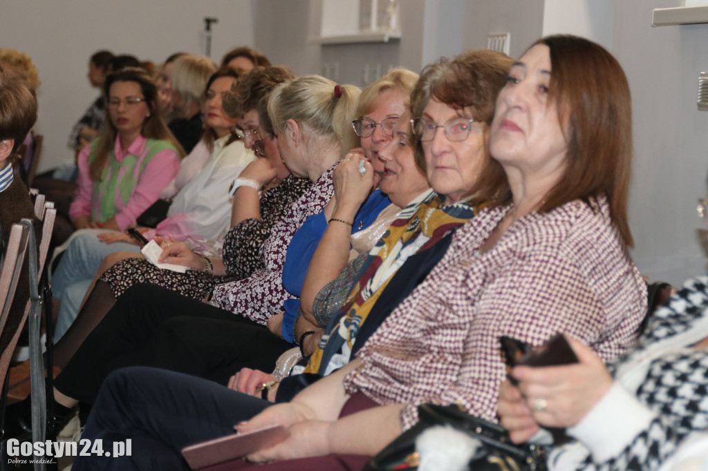 Pokaz mody wiosennej w świetlicy w Brzeziu