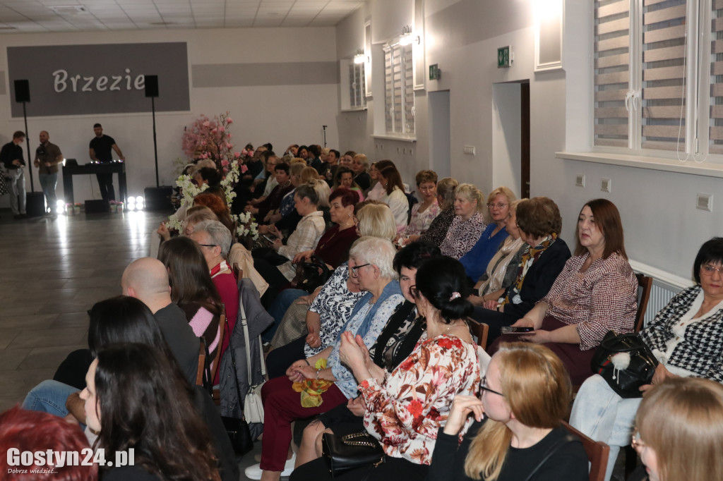 Pokaz mody wiosennej w świetlicy w Brzeziu