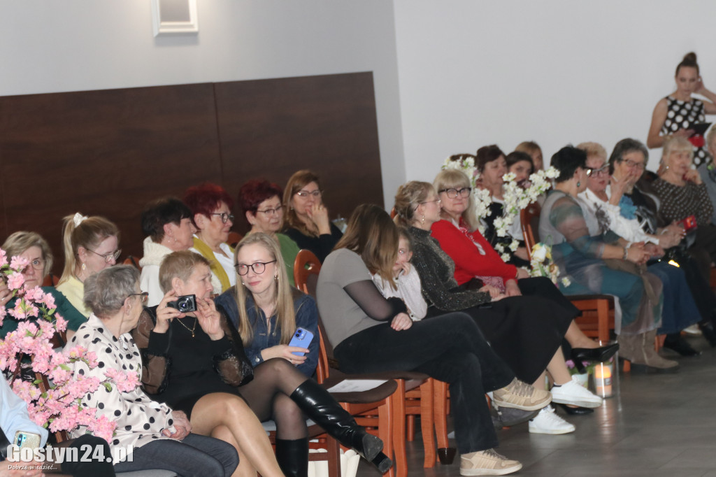 Pokaz mody wiosennej w świetlicy w Brzeziu