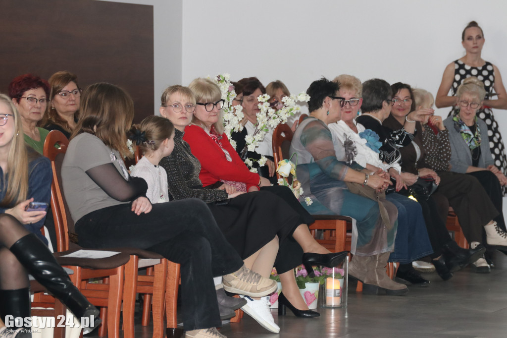 Pokaz mody wiosennej w świetlicy w Brzeziu
