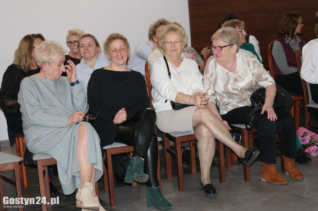 Pokaz mody wiosennej w świetlicy w Brzeziu