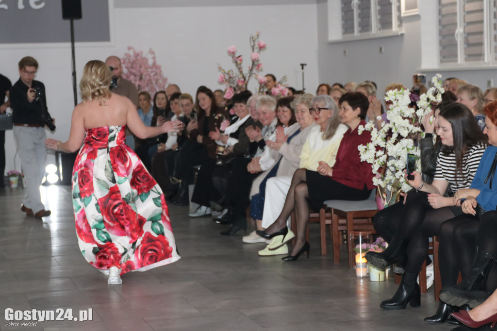 Pokaz mody wiosennej w świetlicy w Brzeziu