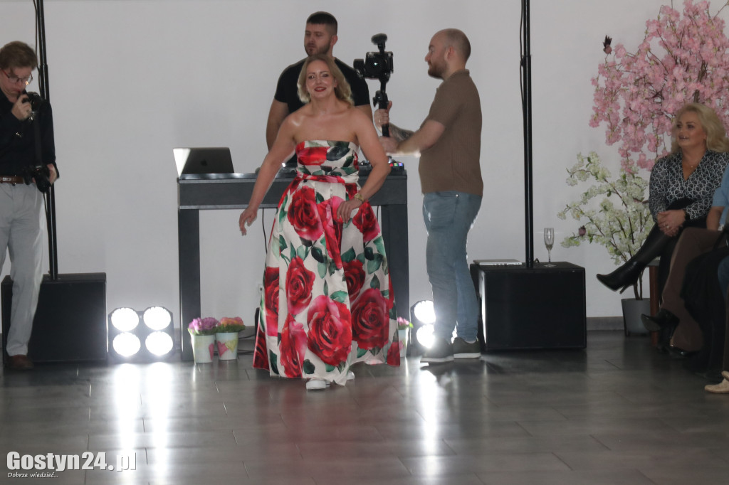 Pokaz mody wiosennej w świetlicy w Brzeziu