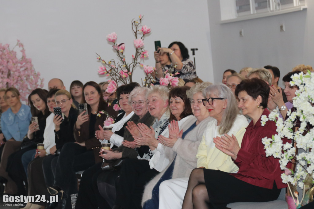 Pokaz mody wiosennej w świetlicy w Brzeziu