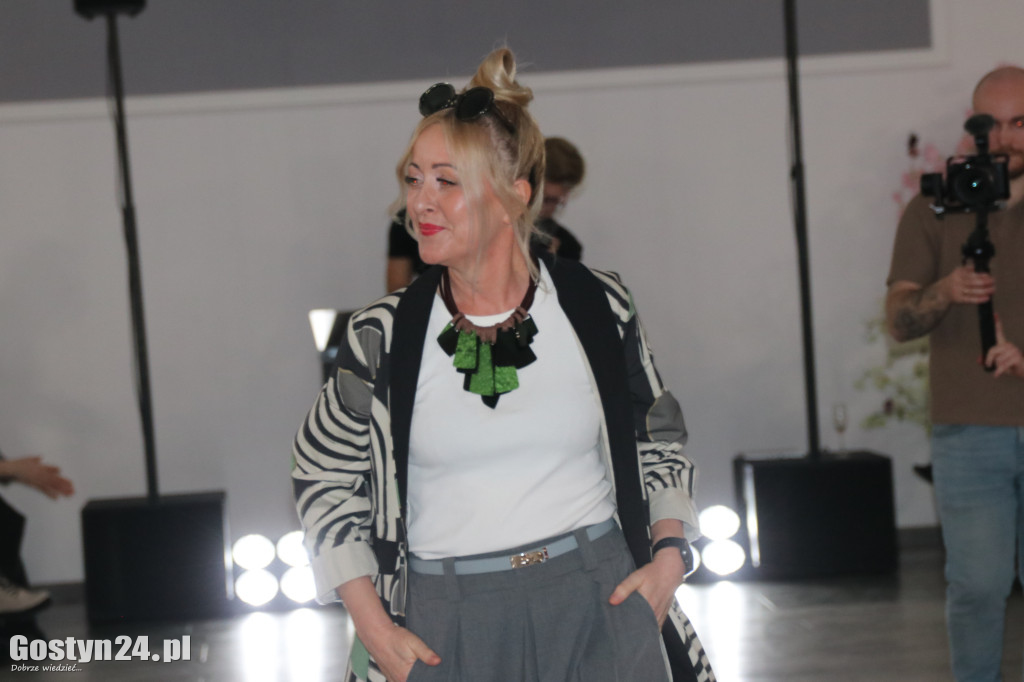 Pokaz mody wiosennej w świetlicy w Brzeziu