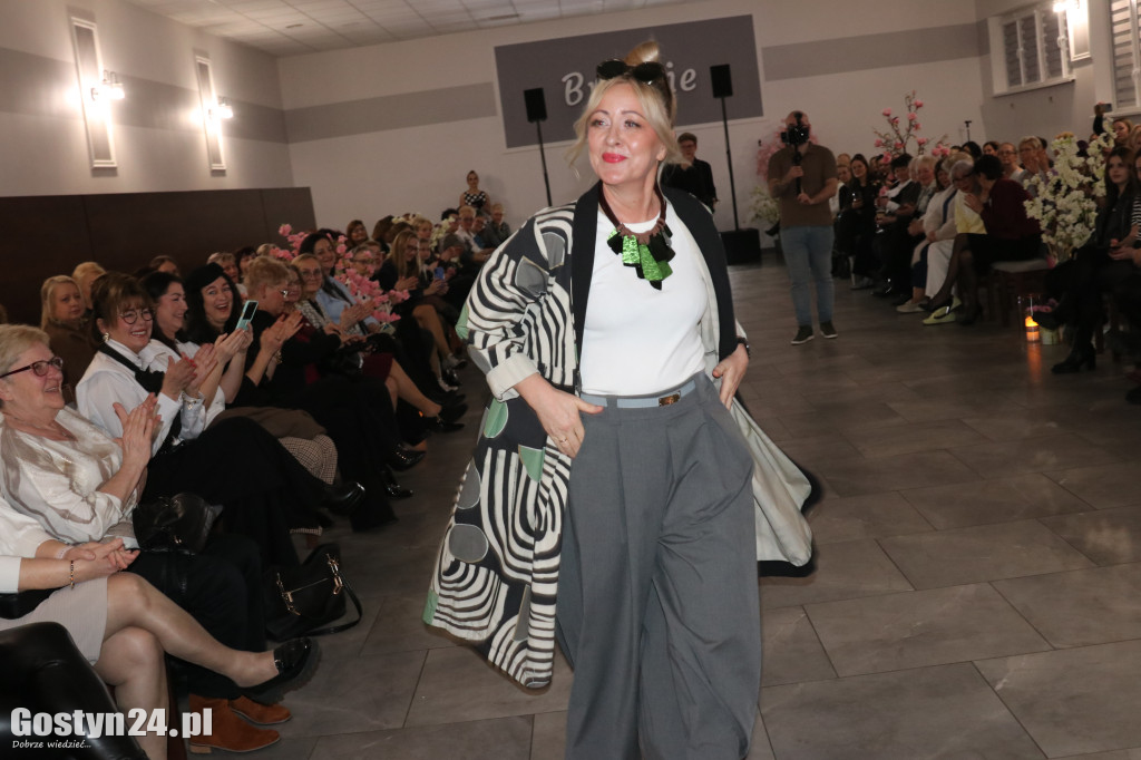 Pokaz mody wiosennej w świetlicy w Brzeziu