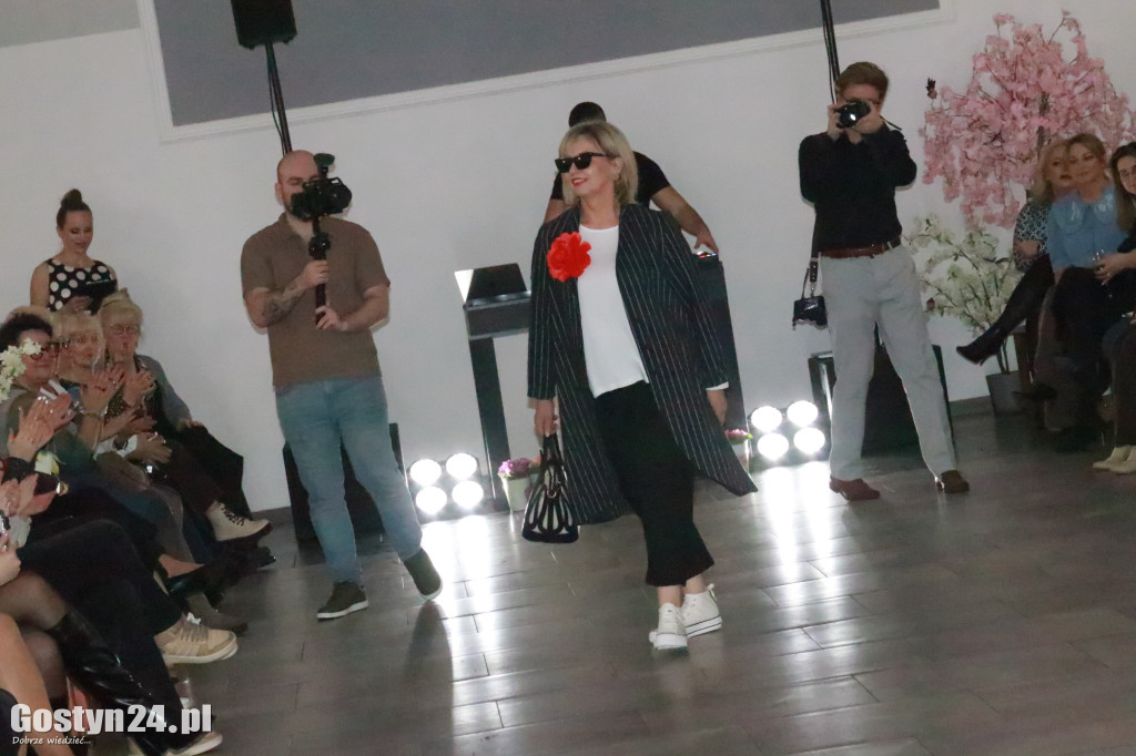 Pokaz mody wiosennej w świetlicy w Brzeziu