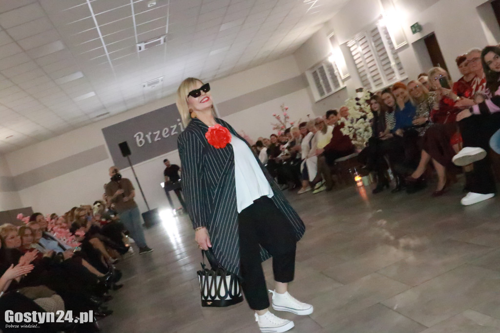 Pokaz mody wiosennej w świetlicy w Brzeziu