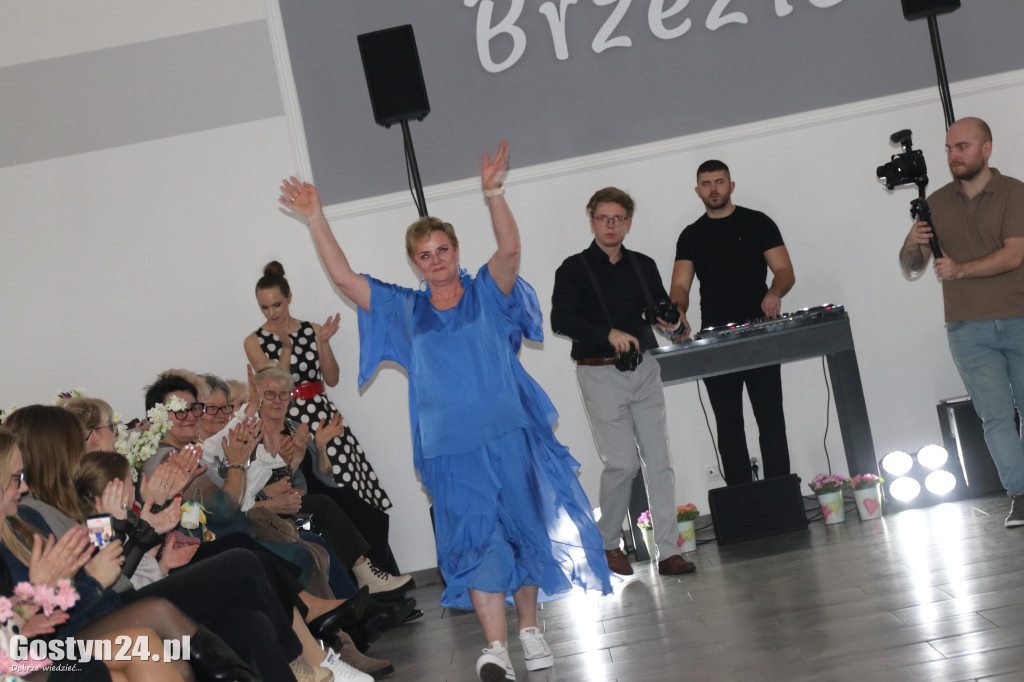 Pokaz mody wiosennej w świetlicy w Brzeziu