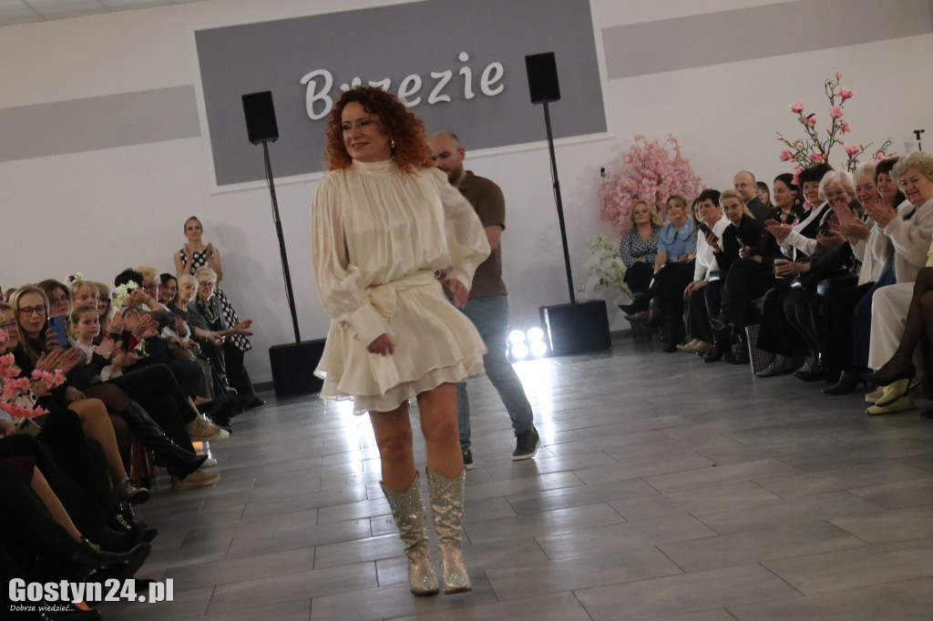 Pokaz mody wiosennej w świetlicy w Brzeziu