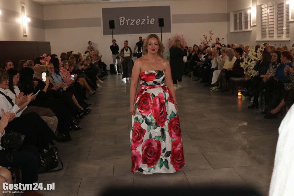 Pokaz mody wiosennej w świetlicy w Brzeziu