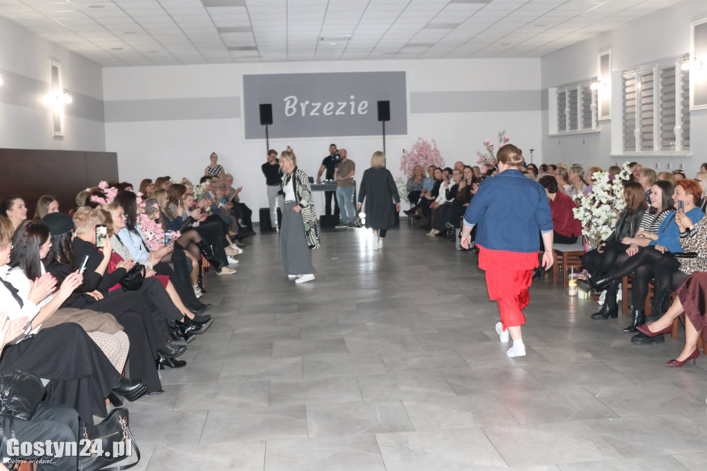 Pokaz mody wiosennej w świetlicy w Brzeziu