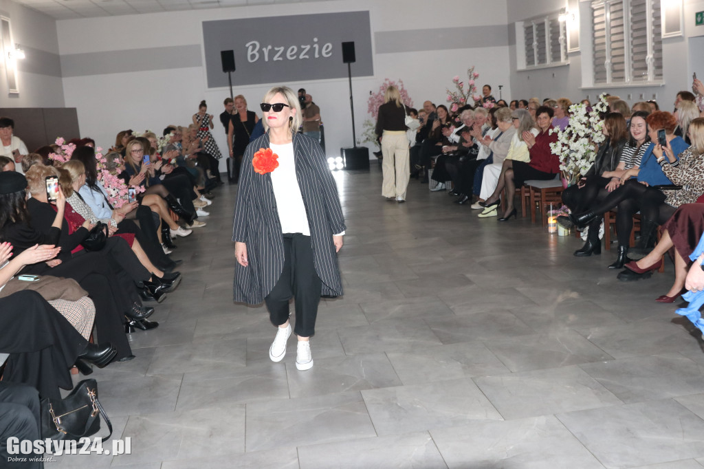 Pokaz mody wiosennej w świetlicy w Brzeziu
