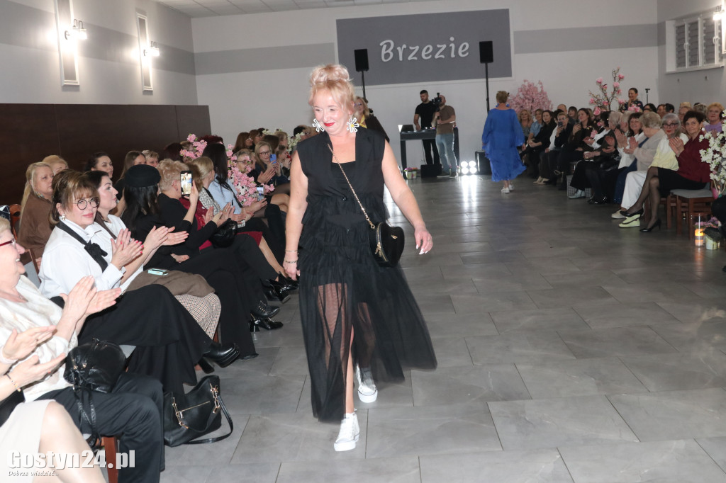 Pokaz mody wiosennej w świetlicy w Brzeziu