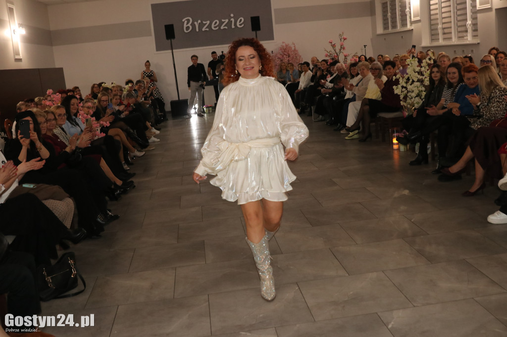 Pokaz mody wiosennej w świetlicy w Brzeziu