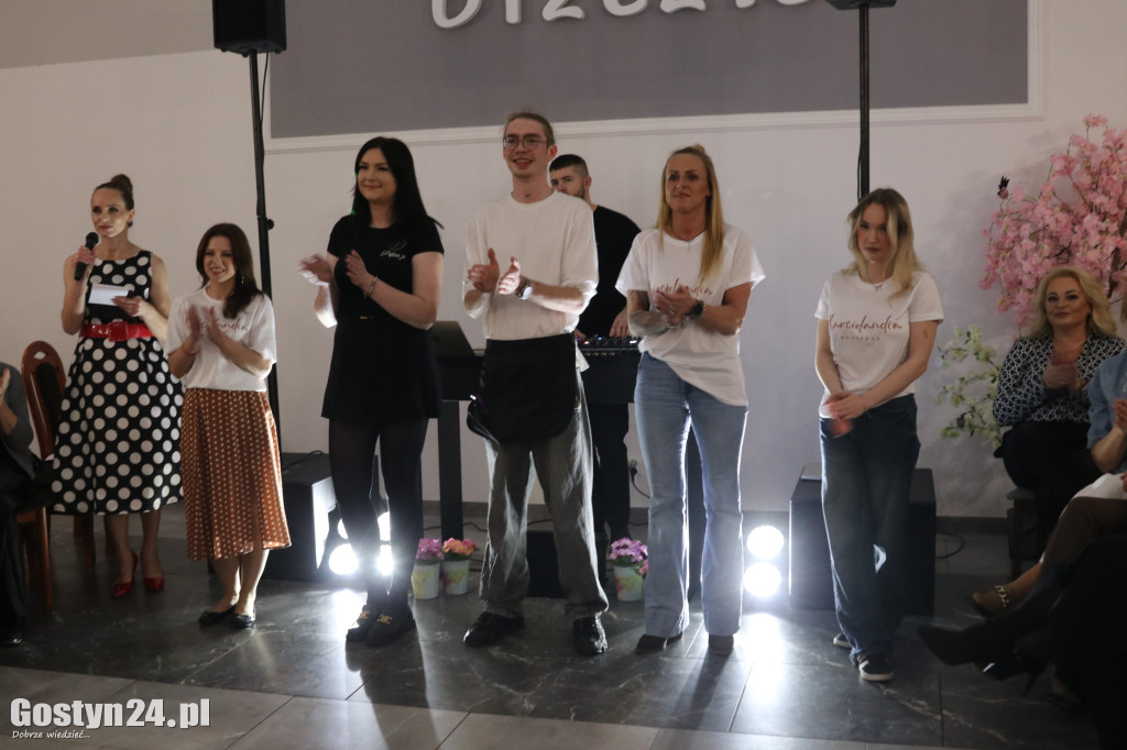 Pokaz mody wiosennej w świetlicy w Brzeziu