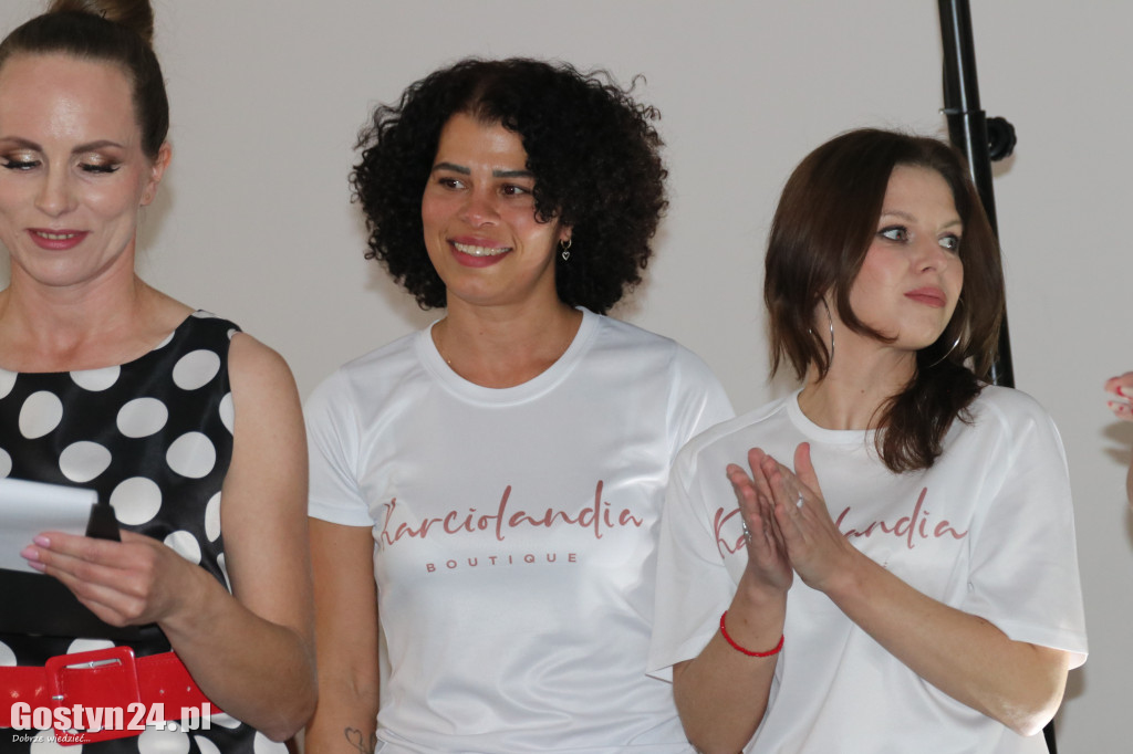 Pokaz mody wiosennej w świetlicy w Brzeziu